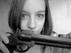 con la pistola2.jpg